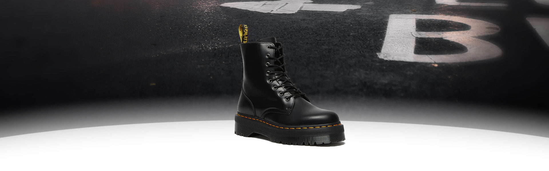 dr martens sur fond urbain