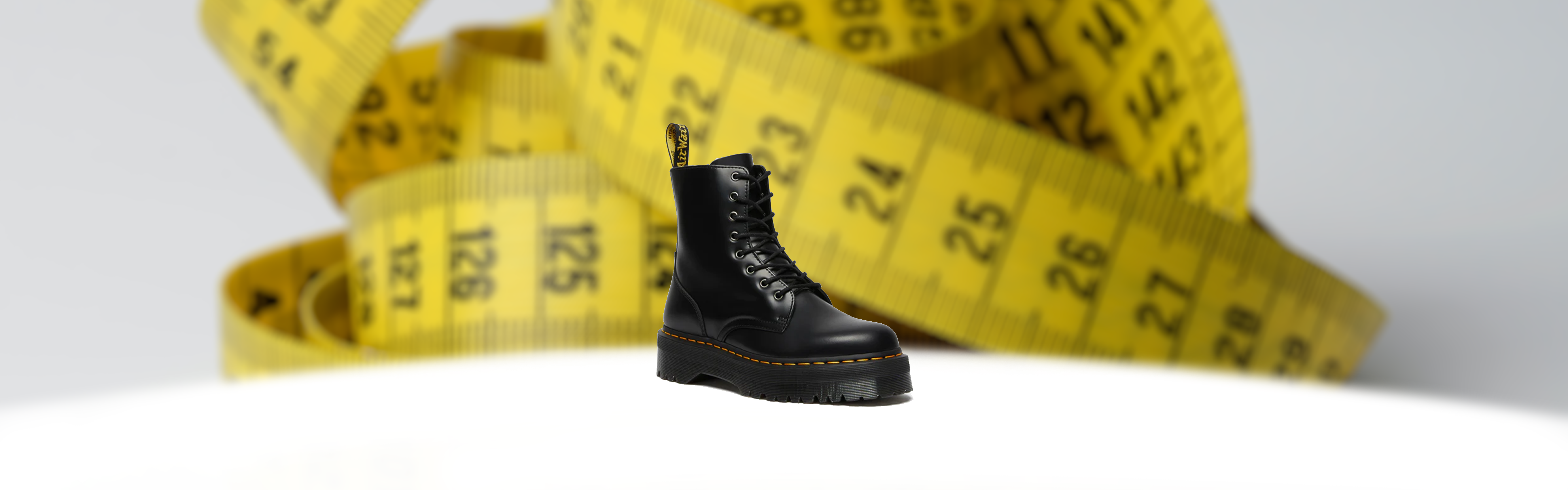 chaussure dr martens ruban de mesure en arrière plan