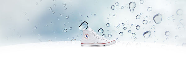 chaussure converse blanche sur fond avec bulles